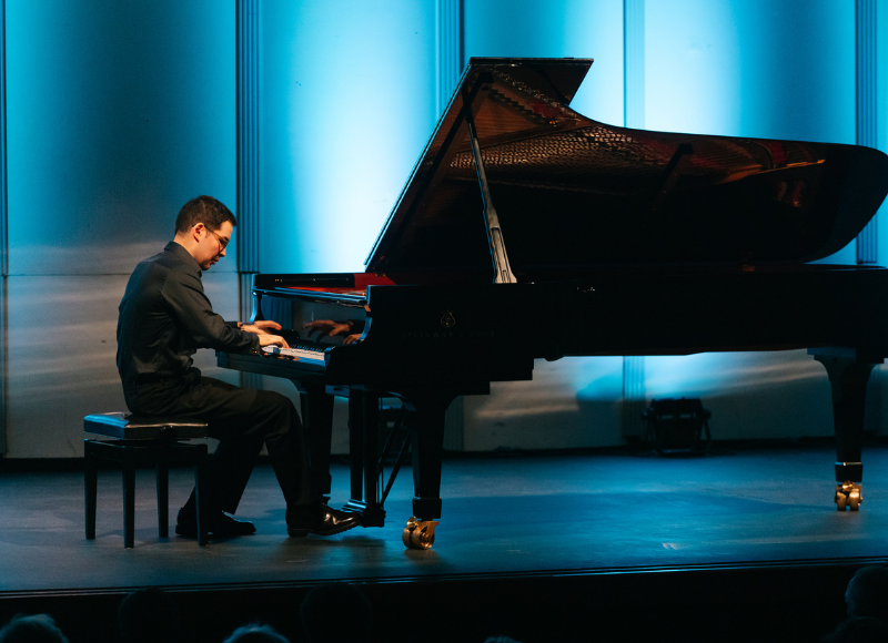 Imagen de Alim Beisembayev cautivó al Teatro Solís